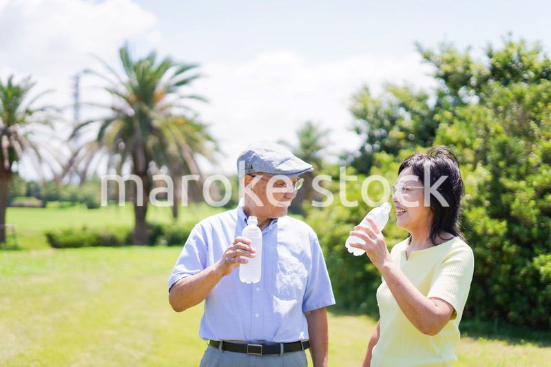 水分補給をする高齢者
