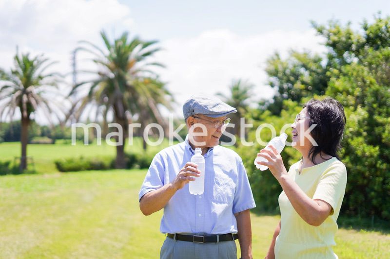 水分補給をする高齢者