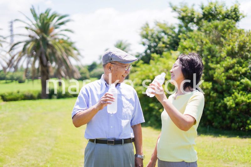 水分補給をする高齢者