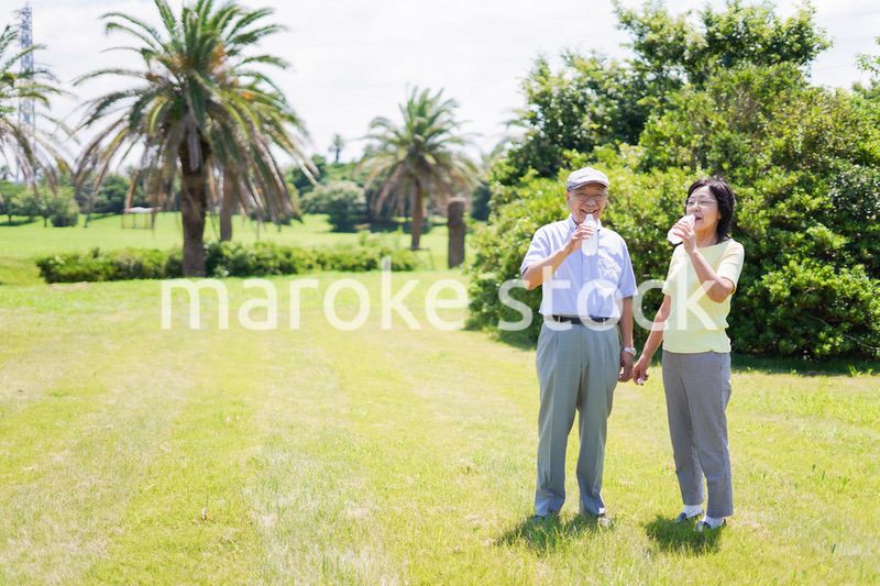 水分補給をする高齢者