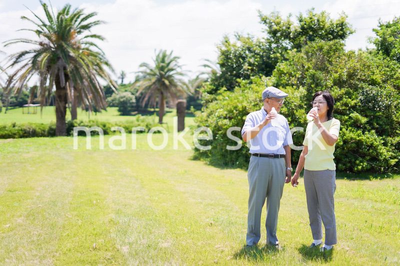 水分補給をする高齢者
