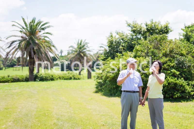 水分補給をする高齢者