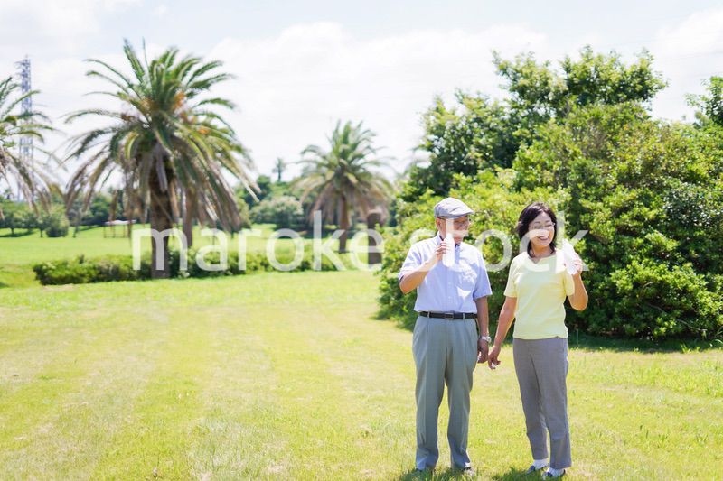 水分補給をする高齢者