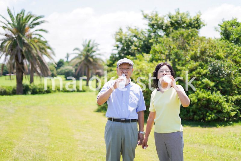 水分補給をする高齢者