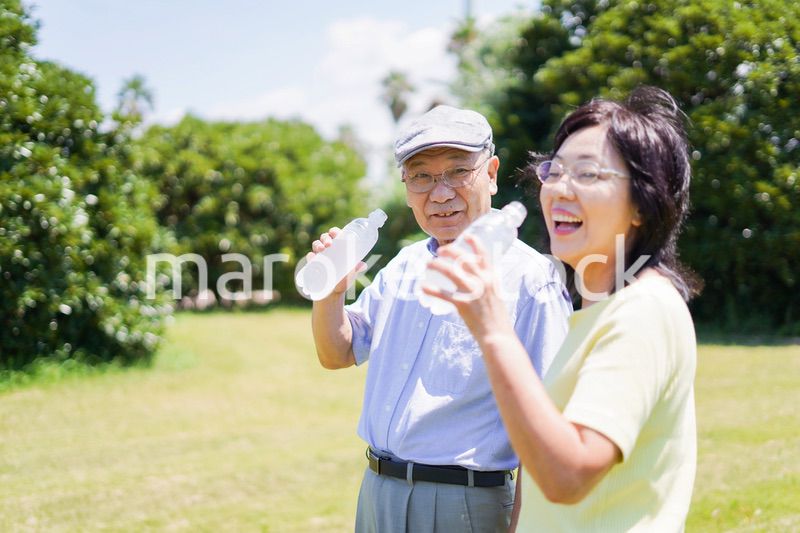 水分補給をする高齢者