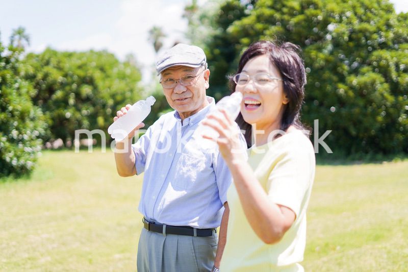 水分補給をする高齢者