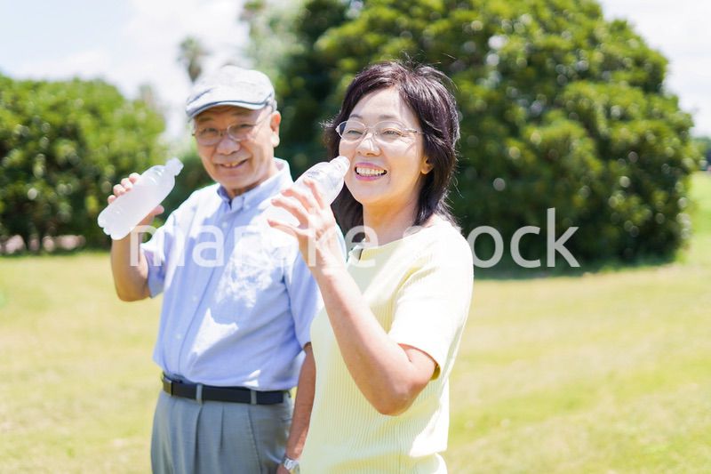 水分補給をする高齢者