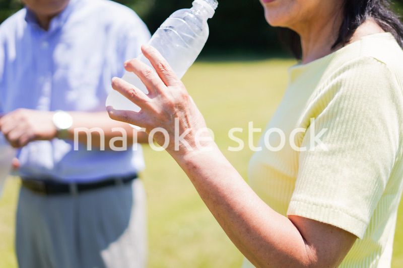 水分補給をする高齢者
