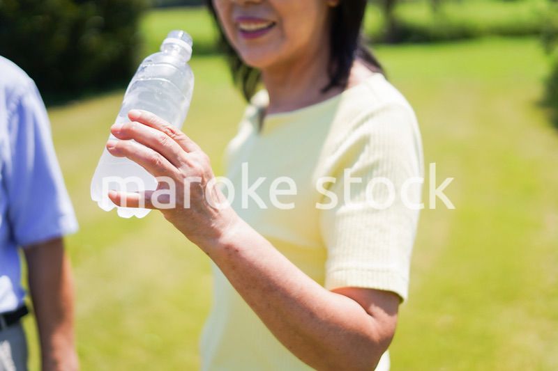 水分補給をする高齢者