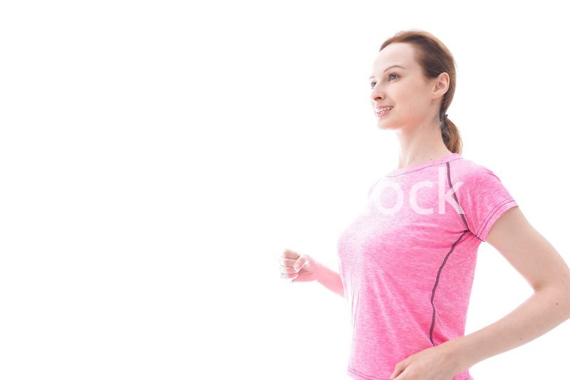 ランニングをする笑顔の若い女性