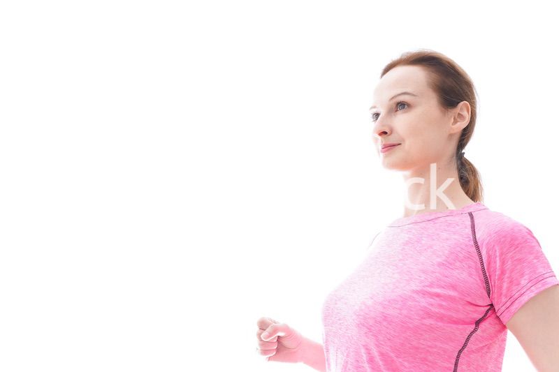 ランニングをする笑顔の若い女性