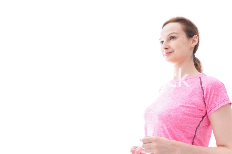 ランニングをする笑顔の若い女性