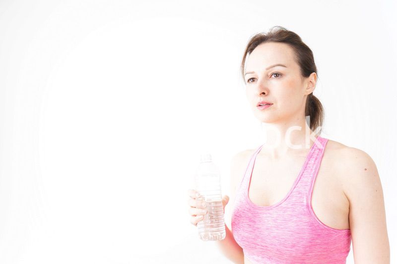 スポーツウェアを着て水分補給をする外国人の女性