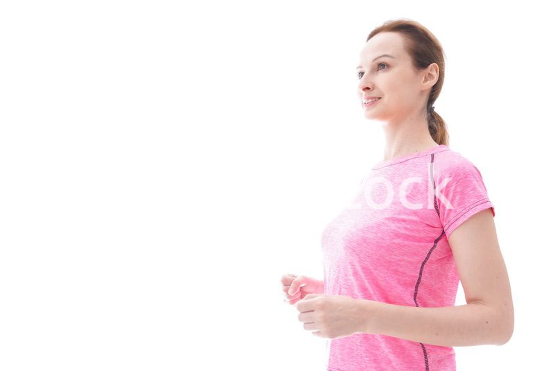 ランニングをする笑顔の若い女性