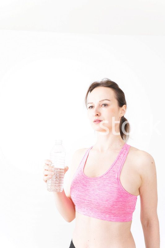 スポーツウェアを着て水分補給をする外国人の女性