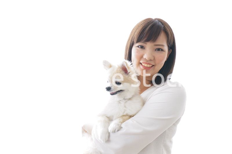 犬を抱く女性・ブリーダー