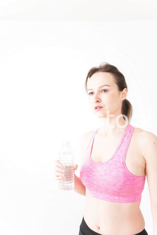 スポーツウェアを着て水分補給をする外国人の女性