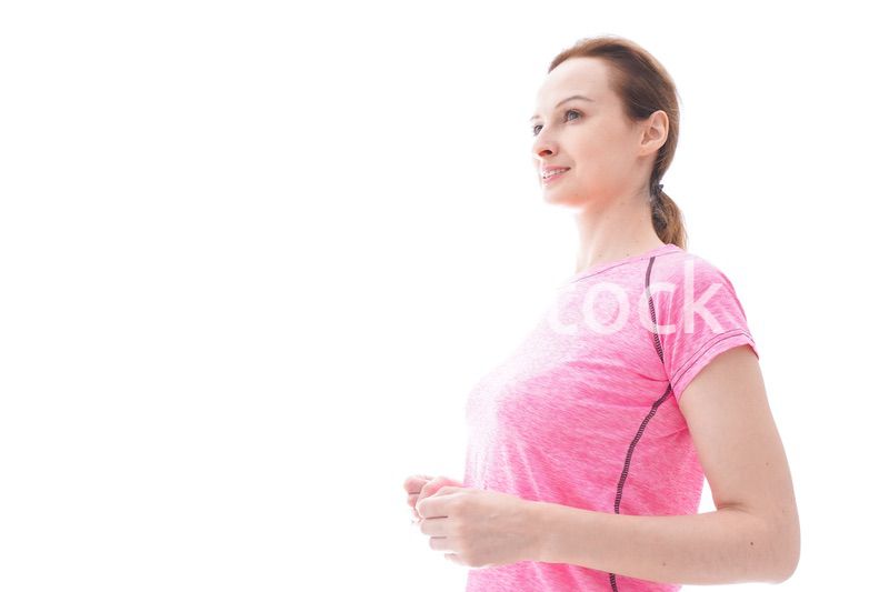 ランニングをする笑顔の若い女性