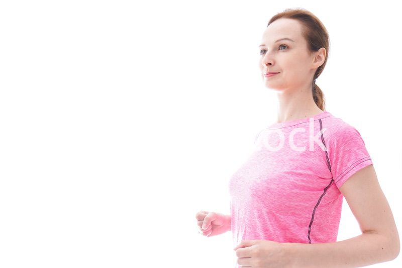 ランニングをする笑顔の若い女性