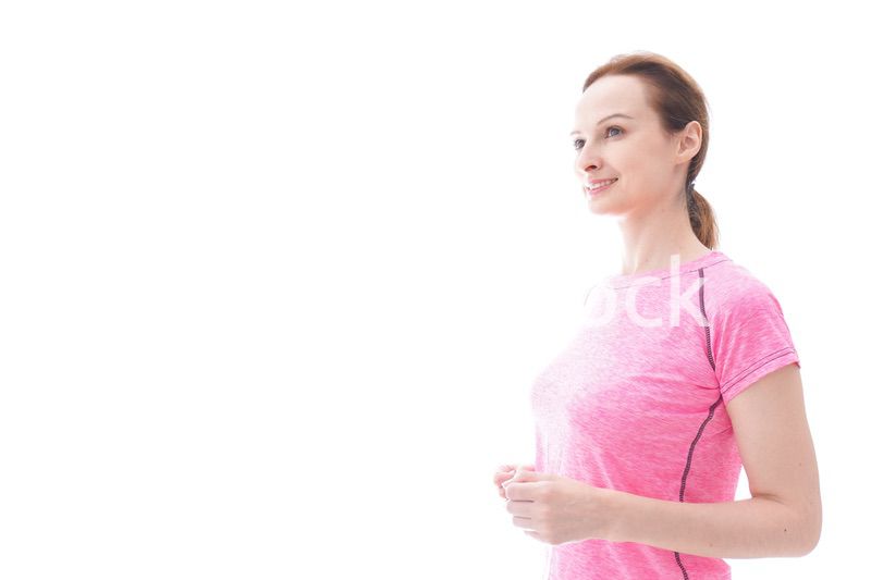 ランニングをする笑顔の若い女性