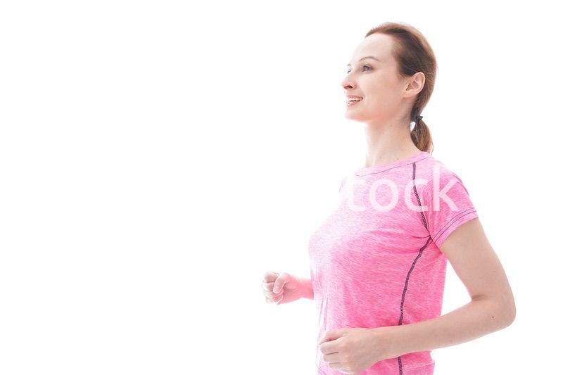 ランニングをする笑顔の若い女性