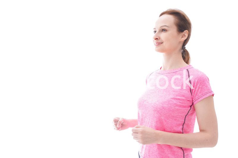 ランニングをする笑顔の若い女性