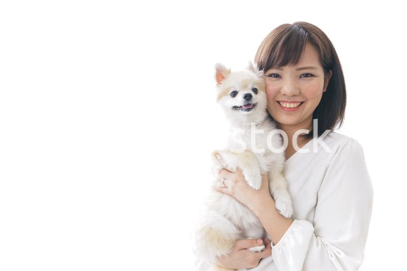 犬を抱く女性・ブリーダー