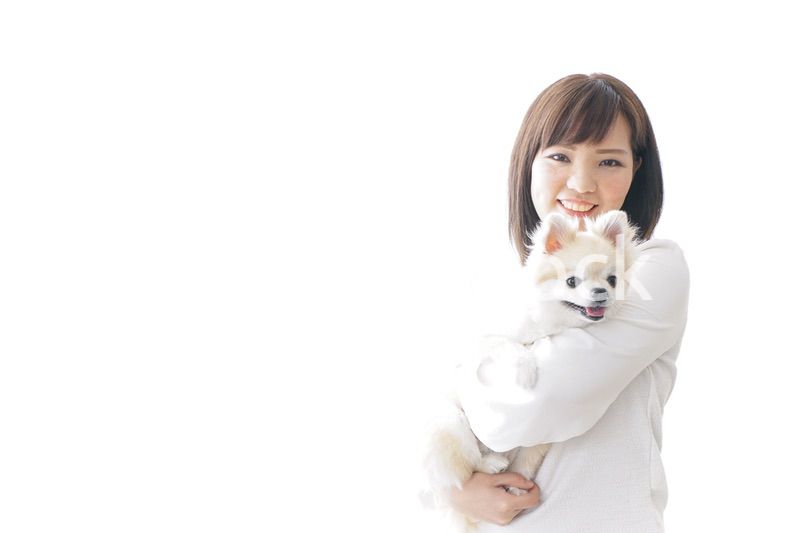 犬を抱く女性・ブリーダー