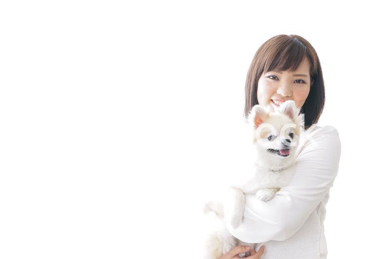 犬を抱く女性・ブリーダー