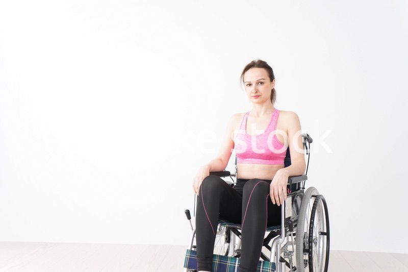スポーツウェアを着て車椅子に乗る外国人の女性