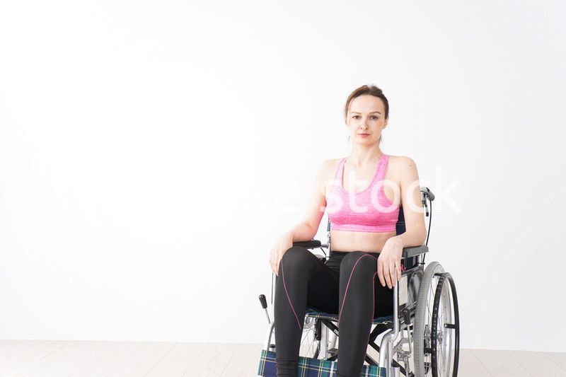 スポーツウェアを着て車椅子に乗る外国人の女性