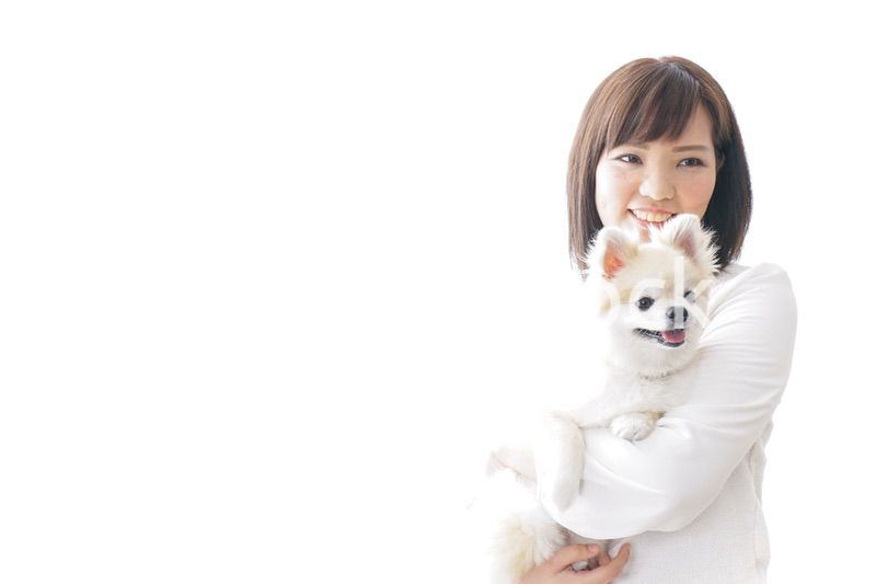 犬を抱く女性・ブリーダー