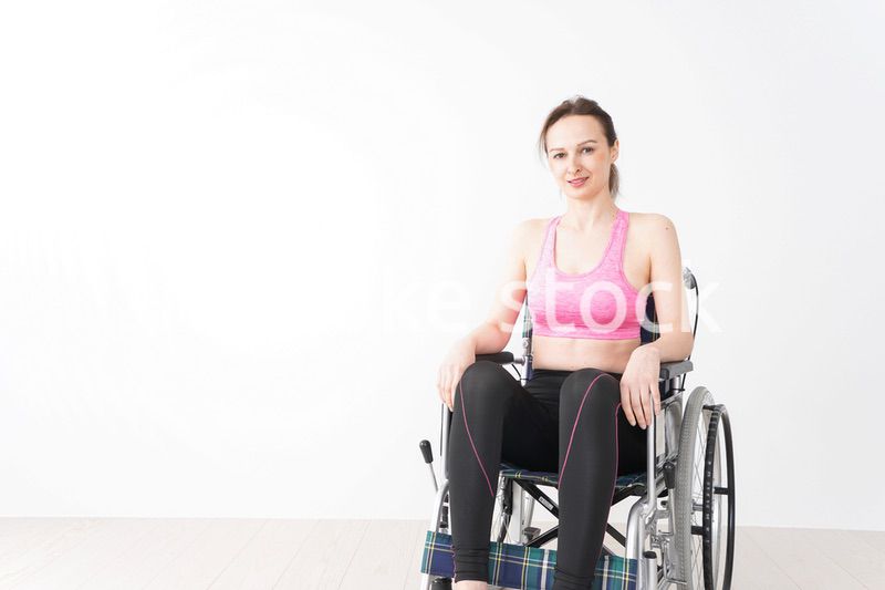 スポーツウェアを着て車椅子に乗る外国人の女性