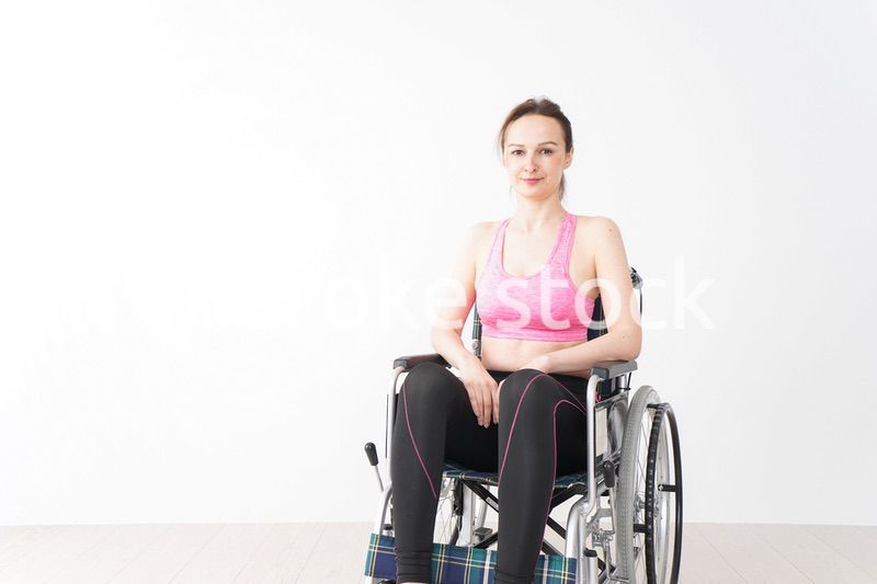 スポーツウェアを着て車椅子に乗る外国人の女性