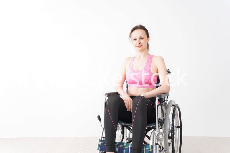 スポーツウェアを着て車椅子に乗る外国人の女性