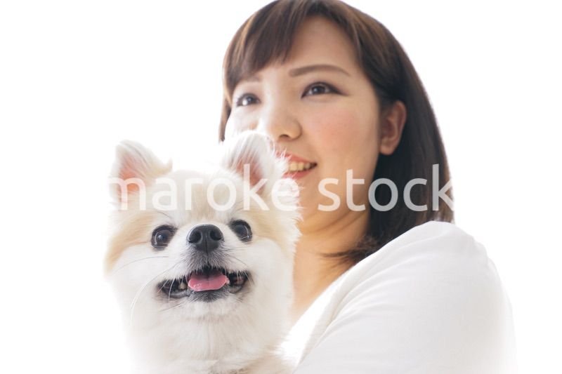 犬を抱く女性・ブリーダー