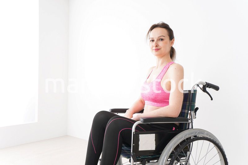 スポーツウェアを着て車椅子に乗る外国人の女性