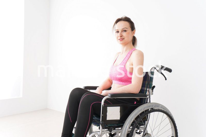 スポーツウェアを着て車椅子に乗る外国人の女性