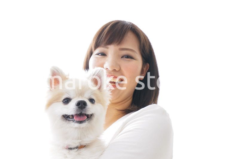 犬を抱く女性・ブリーダー