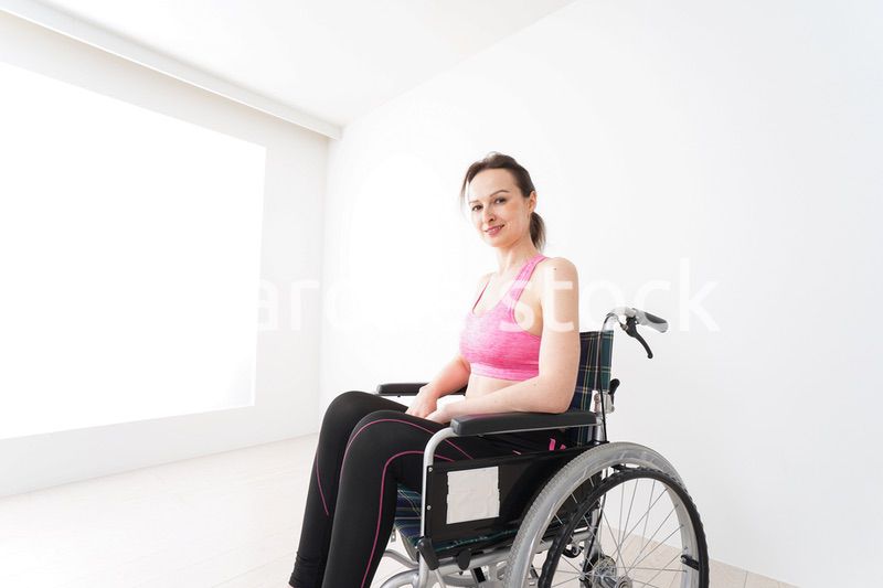 スポーツウェアを着て車椅子に乗る外国人の女性