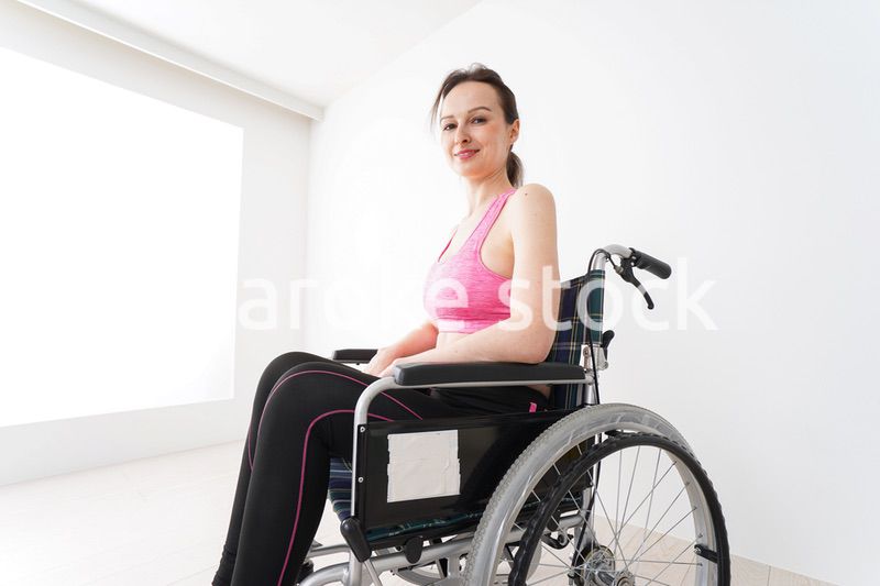 スポーツウェアを着て車椅子に乗る外国人の女性