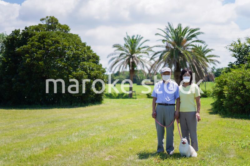 感染症に気を使いながら散歩をする高齢の夫婦