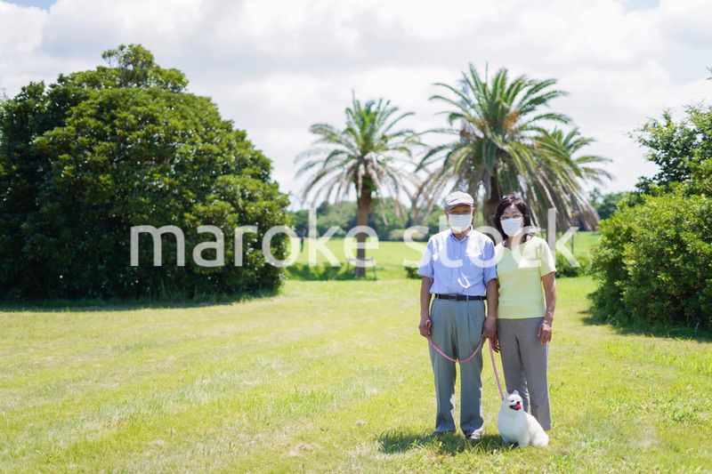 感染症に気を使いながら散歩をする高齢の夫婦