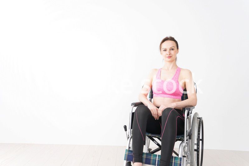 スポーツウェアを着て車椅子に乗る外国人の女性