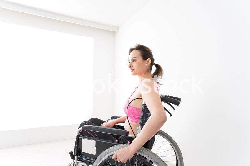 スポーツウェアを着て車椅子に乗る外国人の女性