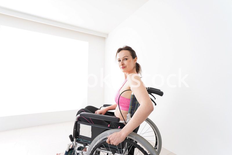 スポーツウェアを着て車椅子に乗る外国人の女性