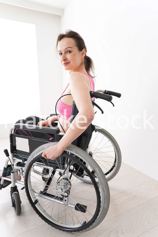スポーツウェアを着て車椅子に乗る外国人の女性