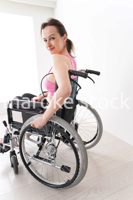 スポーツウェアを着て車椅子に乗る外国人の女性