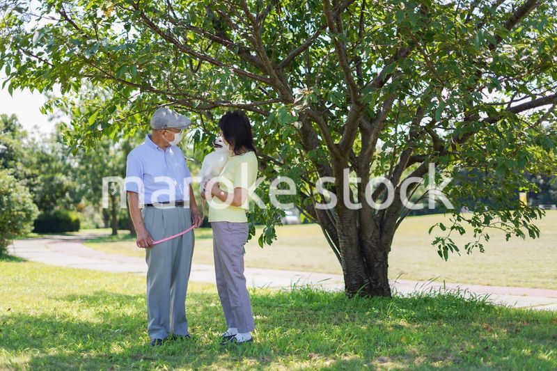 感染症に気を使いながら散歩をする高齢の夫婦