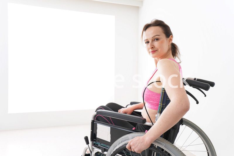 スポーツウェアを着て車椅子に乗る外国人の女性
